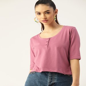 Camiseta con cuello Henley malva sostenible con manga de media longitud de punto y tejido de algodón y poliéster - Product Image 1