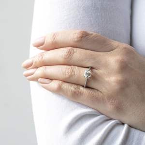 Bague de fiançailles solitaire en diamant coupe ovale pour femme - Product Image 4