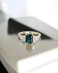 Anillo de Plata de Ley con Esmeralda Cultivada en Laboratorio y Detalles en Piedra Blanca AD, Plata 925, Joyería para Mujer, Venta al por Mayor OEM, Anillo de Esmeralda Cultivada en Laboratorio - Product Image 1