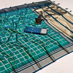 Sari de Seda Banarasi Pura VASTRA COTTAGE con Diseño de Zari Tejido a Mano en Toda la Superficie, Pallu Rico y Blusa de Seda con Tejido en Contraste - Product Image 5