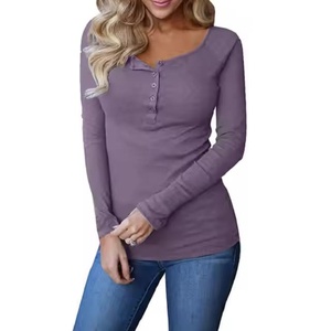 เสื้อยืดแขนสั้นปกเฮนลี่ย์สีดำย้อนยุคของผู้หญิงเสื้อยืดโลโก้กระดุมตกแต่งเสื้อทรงสลิมฟิตสำหรับฤดูร้อนแบบลำลอง - Product Image 3