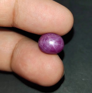 พลอยทับทิมสีม่วงธรรมชาติทรงหลวม 6 แฉก รูปดาว แบบคาโบชอง รับรองโดยบุคคลที่สาม เมห์ราจูดิน เจมส์ ผลิตในอินเดีย เครื่องประดับชั้นดี - Product Image 1