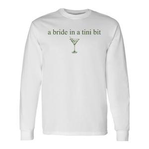 Maglietta a Maniche Lunghe per Futura Sposa, T-Shirt Promozionale per Addio al Nubilato con Design 'Tiny Bit Bride' - Product Image 1