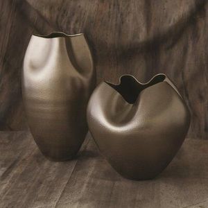 Floreros de metal altos con acabados duraderos y resistentes al óxido ideales para decoraciones de jardín o patio al aire libre - Product Image 3