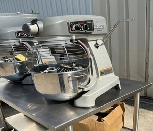 Batidora Planetaria Comercial Legacy HL200 de 20 Cuartos con USB y Batidor Eléctrico de Mano con Botón de Expulsión para Uso en Panadería, Envío Inmediato - Product Image 3