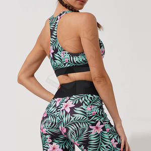 Elegante conjunto de yoga sublimado para mujer que combina estampados coloridos únicos con tela suave y duradera que brinda comodidad - Product Image 4