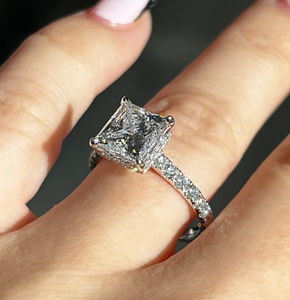 Bague de fiançailles à halo caché de 3 ct en moissanite et or blanc massif 10 carats pour femme - Product Image 1