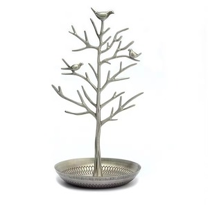 Support de bijoux en argent de conception d'arbre avec l'accent d'oiseau organisateur élégant pour boucles d'oreilles colliers anneaux vanité et décor à la maison - Product Image 2