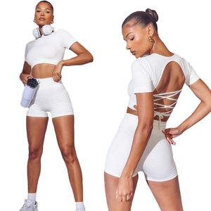 Ensemble deux pièces de vêtements de sport pour femmes-Top court à manches courtes avec dos ouvert à lacets et short de motard taille haute - Product Image 1