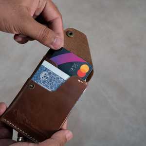 WF Leathercraft No. Estuche Delgado para Tarjetas y Efectivo, Hecho a Mano, de Comercio Justo, en Cuero Color Bronceado Cromado, con Capacidad para 10-12 Tarjetas - Product Image 4