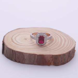 Bague de fiançailles en argent sterling 925 massif avec pierre précieuse rouge de laboratoire taille émeraude de 1,78 ct et halo de diamants ronds - Product Image 1