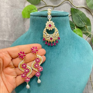 Pendientes y Tikka de Alta Calidad con Acabado Dorado y Piedras de Circonita Cúbica, Estilo Moderno, Colecciones de Joyería para Bodas para Mujeres y Niñas - Product Image 2