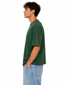 เสื้อยืดแนวสตรีทได้รับการออกแบบด้วยผ้าฝ้ายหนักขนาด220แกรมที่ผลิตได้เต็มที่ในอิตาลีที่ให้ความพอดีกับกางเกงโดยมุ่งเป้าไปที่เทรนด์ของผู้ชายสีเขียวเข้ม - Product Image 2