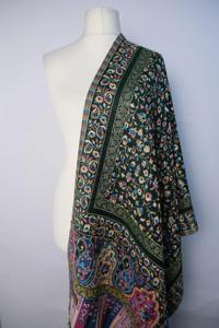 ผ้าคลุมไหล่ฤดูหนาวสไตล์แคชเมียร์ พร้อมลายปักสีขาวอย่างประณีต ผลิตจากโพลีเอสเตอร์ ลายเรียบง่าย อุ่นสบายและมีสไตล์ - Product Image 2