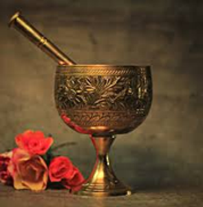 Mortero y pilón de latón antiguo en miniatura con rostros tallados. Artículo coleccionable, disponible a precios de mayoreo. - Product Image 6