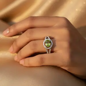 แหวนเงินแท้ชุบโรเดียมทรงเลข ประดับเพอริดอต สำหรับเครื่องประดับคลาสสิกของผู้หญิง - Product Image 1