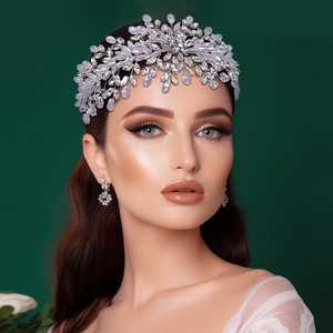 Diadema Bridella BHP539-S con Perlas Plateadas, Diamantes de Imitación y Cristales - Ajuste Cómodo para Bodas, Bailes de Graduación y Eventos Formales - Product Image 2