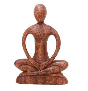 Escultura de yoga meditativa hecha de madera natural de suar que muestra una postura sentada, ideal para salas de yoga y entornos espirituales. - Product Image 1