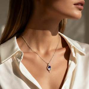 Collier personnalisé Jeulia Infinity avec 2 pierres de naissance en forme de cœur et noms, chaîne en moissanite plaquée or - Product Image 6
