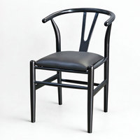 Chaise de salle à manger contemporaine de style Mid-Century Modern en bois d'hévéa avec assise rembourrée en cuir PU et design épuré - GCF206 (47x43x76/45cm)