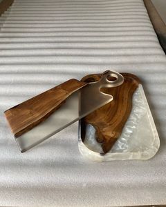 Tabla de cortar hecha a mano de resina diseñada con patrón de efecto remolino y mármol Aqua utilizado en el hogar y el hotel - Product Image 4