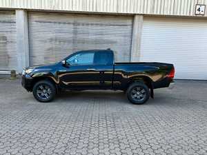 Toyota Hilux d'occasion 2023-2025, conduite à gauche, transmission intégrale, sièges en cuir, boîte automatique 6 vitesses, régulateur de vitesse adaptatif, pneus R17, intérieur clair - Product Image 4