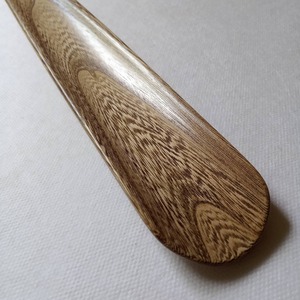 Rehausseur de chaussures en bois poli artisanal, poignée ergonomique durable, style élégant, idéal pour la maison et les voyages, en provenance d'Inde - Product Image 1