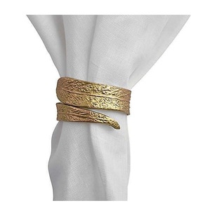 Anneaux de serviette de décoration en métal de haute qualité au toucher doré avec un design unique pour la décoration de table et la décoration de mariage - Product Image 1