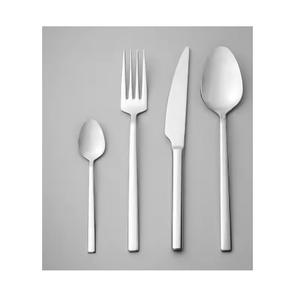 Nuevo diseño moderno de lujo sostenible de 4 piezas de acero inoxidable 2 cucharas 1 tenedor cuchillo juego de cubiertos para el hogar y los restaurantes - Product Image 1