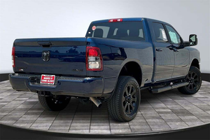 RAM 2500 Big Horn Crew Cab 2024 USADO, Tracción en las Cuatro Ruedas, Automático, Volante a la Izquierda, ACC, Neumáticos R19, Interior Oscuro, Asientos de Tela, Faros LED, Pantalla Táctil - Product Image 3