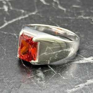 Anillo de Granate Moderno para Hombre, Corte Cuadrado, Zirconia Roja, Plata de Ley, Anillo de Sello, Regalo Elegante para Él - Product Image 1