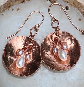 Boucle d'oreille en cuivre au design complexe avec un attrait vintage oxydé pour les femmes qui préfèrent les accessoires ethniques audacieux - Product Image 4