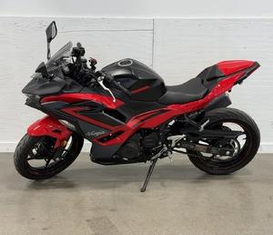 Motocicleta Deportiva NINJAs 500 ABS 2025, Nueva, con Motor Paralelo Bicilíndrico Refrigerado por Líquido, ABS, Alto Rendimiento, para Carreras y Calle - Product Image 2