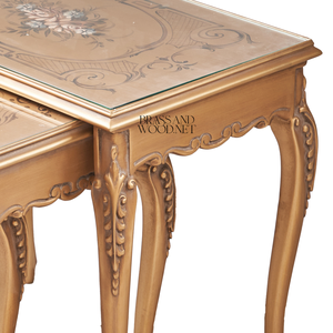 Ensemble de tables gigognes classiques dorées avec élégantes jambes courbées sculptées à la main et détails décoratifs pour une décoration intérieure de luxe - Product Image 3