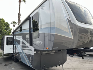 Precio de Subasta Autocaravana Usada Forest River Cardinal Luxury 380RLX 2023, Interiores Espaciosos, Una Habitación, 4-6 Pasajeros, Euro 5 en Venta - Product Image 6