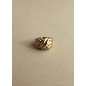 Anillo Vintage de Oro de 18K con Banda Ancha Cruzada, Hecho a Mano, Hueco, con Incrustaciones de Joyería Fina, para Uso Diario, Unisex - Product Image 1
