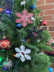 Última colección de adornos navideños y copos de nieve en metal y ganchillos y cuentas hechos a mano en atractivos colgantes - Product Image 6