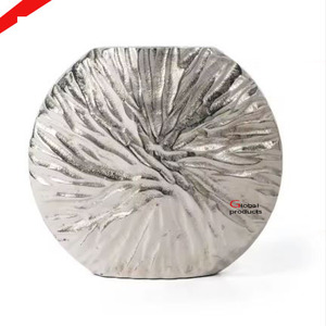 Florero de aluminio con acabado plateado brillante para hotel, restaurante y bar - Product Image 1