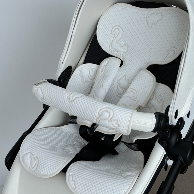 Cotton & Palette Stroller Liner 3-layer structure with firm contact cooling fabric. High-density, three-layer cooling fabric