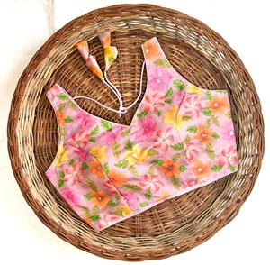 La blusa moderna tiene flores con estampado en 3D con trabajo de hilo y trabajo de posición de secuencia La blusa tiene un patrón abierto Froent y un hermoso nudo - Product Image 5