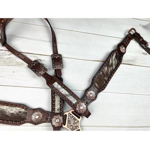 Ensemble de tête et de poitrail pour cheval très demandé avec de belles boucles et du cuir poilu - Product Image 1