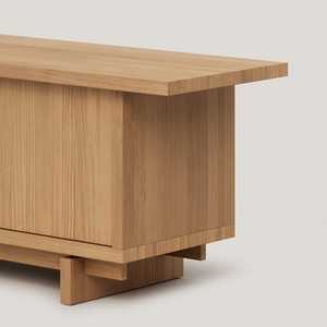 Aparador minimalista de madera natural con puertas corredizas Buffet de almacenamiento elegante y espacioso para interiores escandinavos - Product Image 5