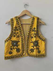 Chaleco de terciopelo Suzani para mujer, chaqueta corta, regalo de Navidad para ella, atuendo de Acción de Gracias, chaqueta étnica sin mangas, ropa boho. - Product Image 4