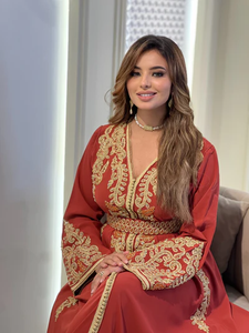 Caftan marocain en soie et mousseline de soie rouge fait à la main de style décontracté avec des caractéristiques antistatiques et respirantes Design brodé - Product Image 5