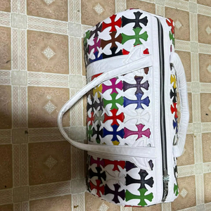 Bolsa de Viaje de Cuero Premium, Bolso de Gimnasio, Elegante, Duradero, Gran Capacidad, Golden Wave Enterprises GWCB08, Color Blanco con Cruces - Product Image 1