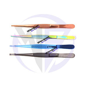 Fórceps de vendaje de pulgar de titanio de alta calidad con punta dentada Instrumentos de fuente manual superior de acero inoxidable recubiertos de 4 colores - Product Image 1
