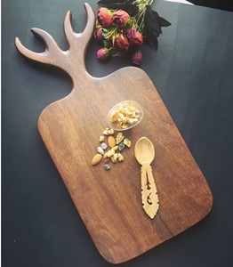 Tabla de cortar de madera rústica con un tono de madera natural que realza el encanto y la calidez de las cocinas tradicionales - Product Image 6