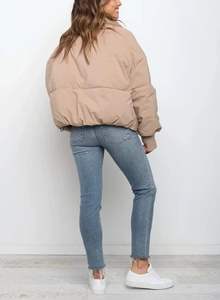 Servicio OEM disponible Chaqueta acolchada recortada de Invierno para mujer Chaqueta corta acolchada cálida con precio razonable - Product Image 6