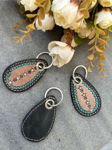 Porte-clés en cuir repoussé à la main en vente de gros Porte-clés gravé Porte-clés personnalisé en cuir véritable Porte-clés de créateur pour cadeau d'affaires - Product Image 6