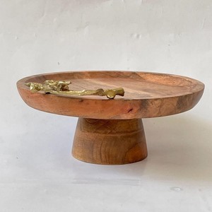 Présentoir à gâteaux en bois avec un motif de feuille en métal plaqué or sur le dessus, offrant un style de présentation unique et élégant. - Product Image 3